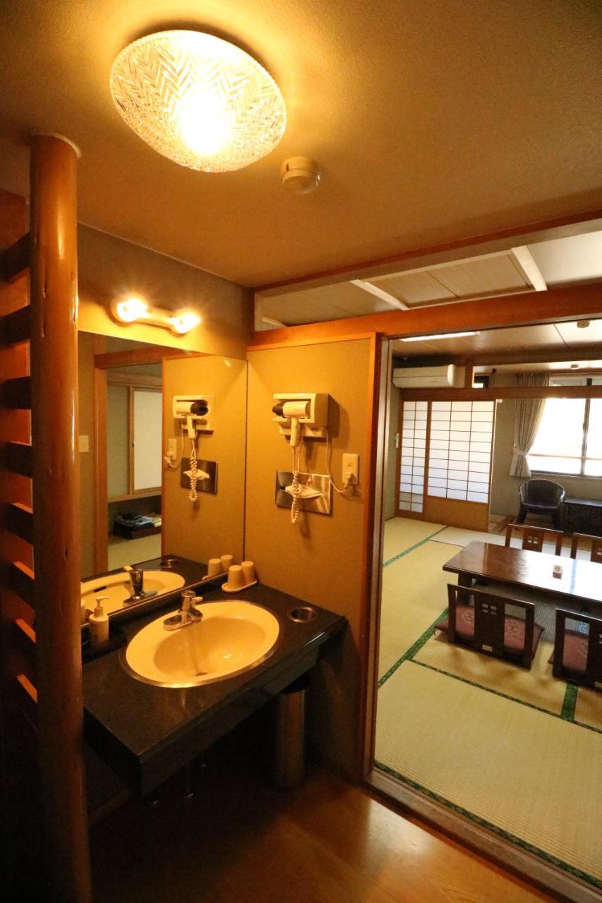 Wakamizusou Hotel Fujikawaguchiko Buitenkant foto